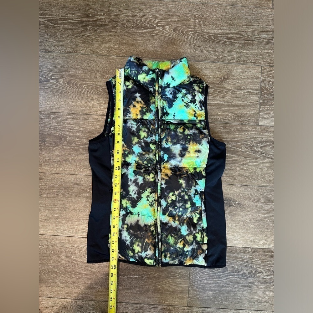 Fabletics Elliot Packable Puff Vest Tie Dye Trip - Picture 13 of 13
